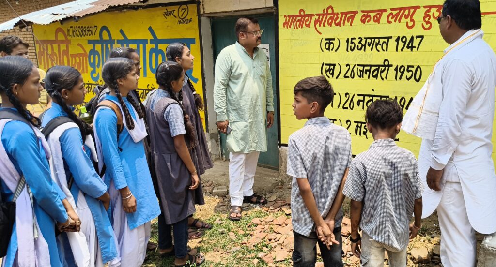 सेलर पंचायत द्वारा गांव के   दीवारों पर प्रतियोगी परीक्षाओं के  जनरल नॉलेज को  लिखवा कर बच्चों को समय से पहले ही  किया जा  रहा जागरुक ,पूरे प्रदेश के लिए यह गांव  मॉडल बन सकता है