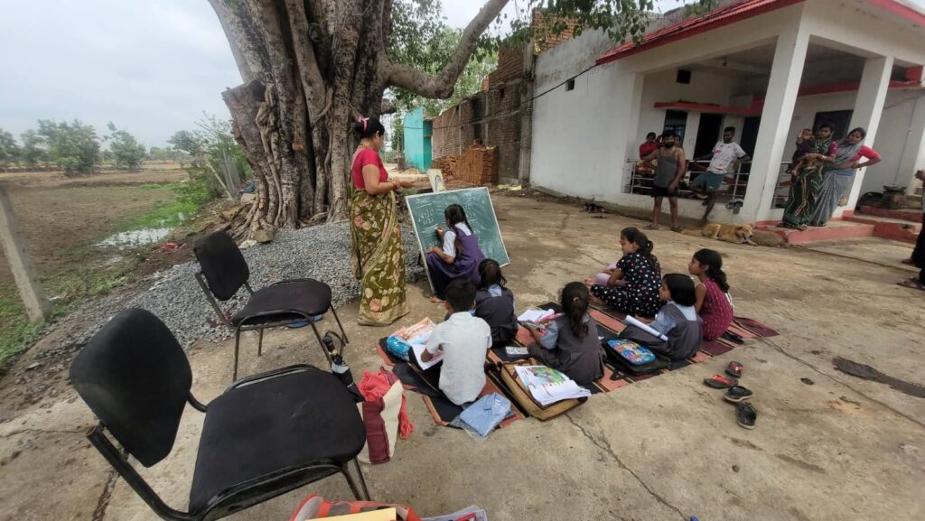 घुटकू रेलवे स्टेशन के पास पिछले 5 साल से निजी मकान मे चल रहा स्कूल, आख़िरी मे ताला लगा ही गया, तो स्कूल के बच्चे को मजबूरी मे पेड़ के नीचे पढ़ाई करने विवश हुए