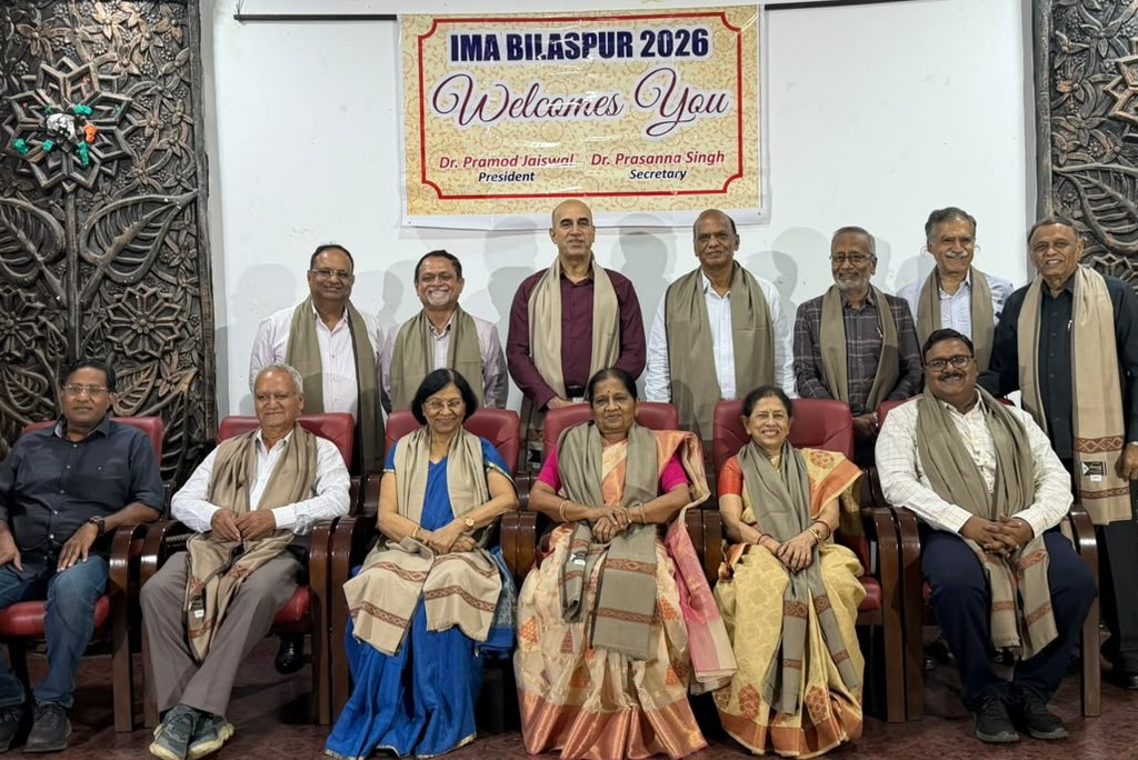 चिकित्सकों को उनके उत्कृष्ट कार्यों के लिए श्री फल एवम् शाल देकर सम्मानित किया गया