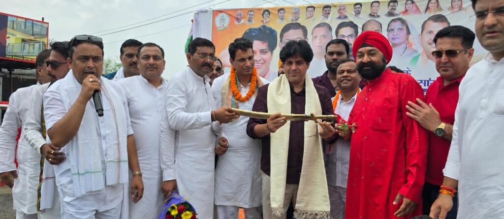 राज्यसभा सांसद इमरान प्रतापगढ़ी को सिख धर्म का प्रतीक “किरपान” भेंट किया गया