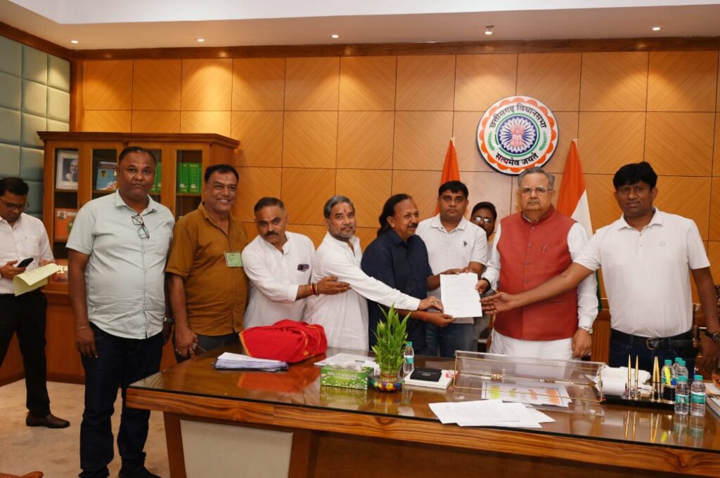 बिलासपुर एयरपोर्ट रनवे विस्तार के लिए विधानसभा में चली मुहिम ,हवाई सुविधा जन संघर्ष समिति ने कांग्रेस और भाजपा दोनों पार्टियों के नेताओं से मुलाकात की 