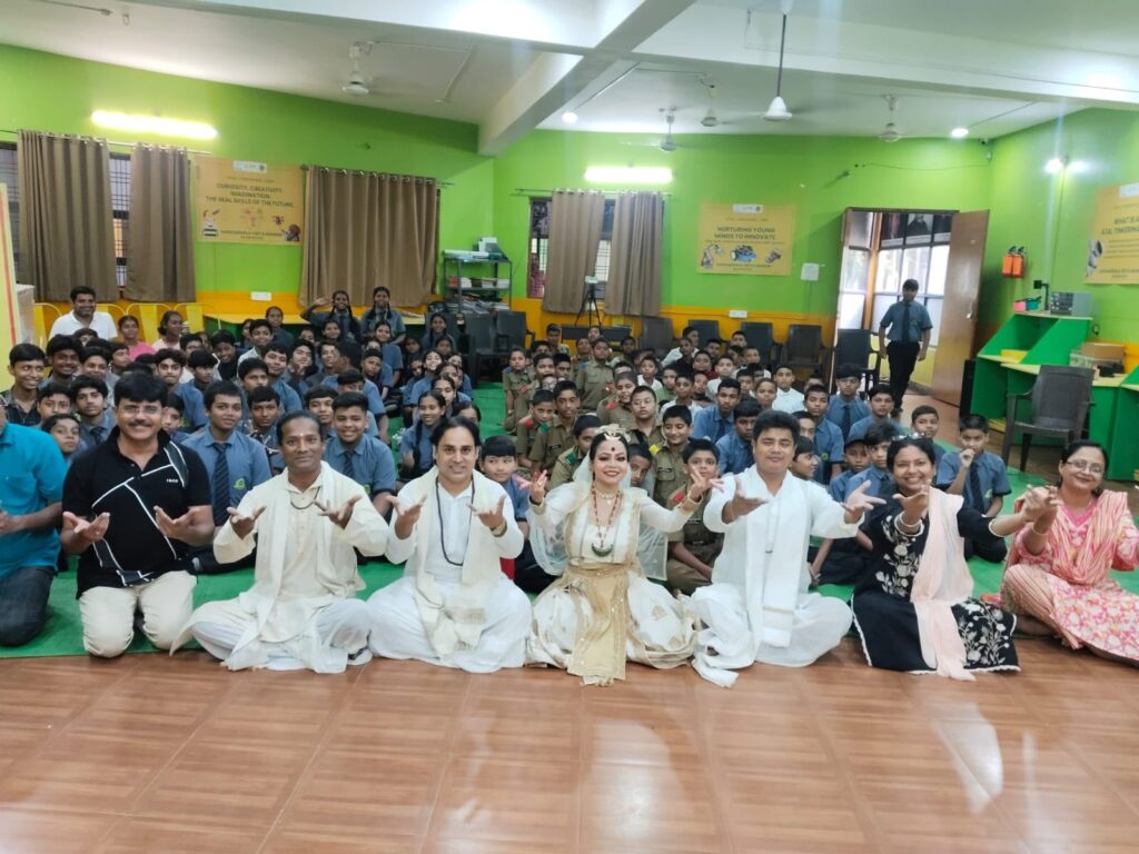 कला से भावनात्मक बुद्धिमत्ता सीख रहे बच्चे