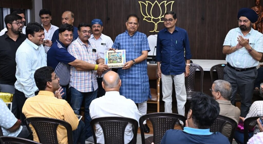 कौन बनेगा फुटबॉल सम्राट’ प्रतियोगिता के विजेताओं का अमर अग्रवाल ने किया सम्मान
