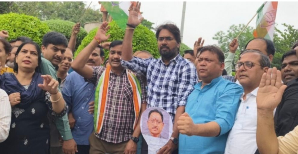 ग्राम नकटी में गरीबों के आशियाने उजाड़ने के विरोध में बिलासपुर कांग्रेस ने किया प्रदर्शन, फूंका मुख्यमंत्री का पुतला