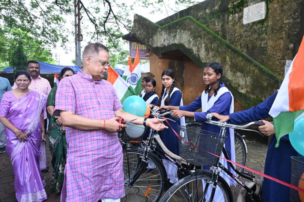 सरस्वती साइकिल योजना से 109 बालिकाओं को मिला आत्मनिर्भरता का संबल, तिरंगा लेकर तिरंगा यात्रा के लिए रवाना हुईं छात्राएं