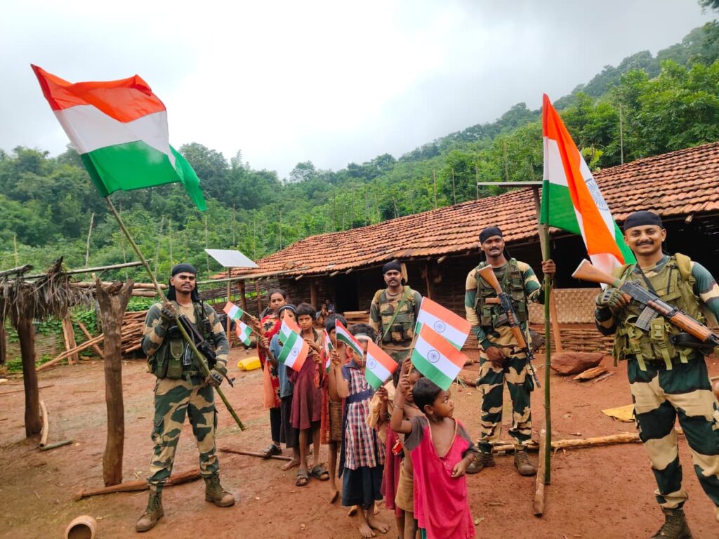 अबूझमाड़ के सुदूर अंदरूनी क्षेत्रों में BSF का “हर घर तिरंगा” अभियान