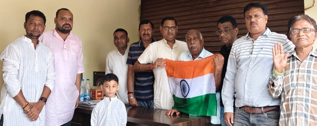 स्वतंत्रता दिवस के पावन पर्व पर जिला शहर कांग्रेस कमेटी के पूर्व अध्यक्ष रविन्द्र सिंह व कांग्रेसजनों के द्वारा राष्ट्रीय ध्वज का वितरण