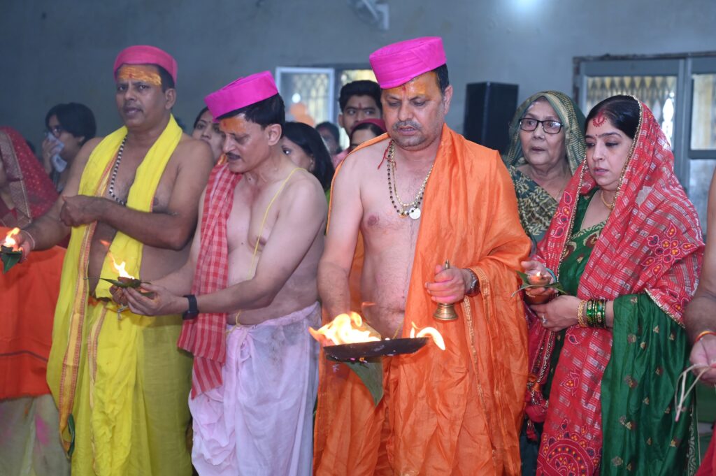 *अरपा तट पर आस्था का विराट अनुष्ठान, सवा लाख पार्थिव शिवलिंग से गूंजा तोरवा छठ घाट