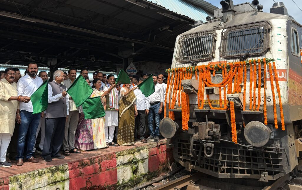 केंद्रीय राज्य मंत्री श्री तोखन साहू ने बिलासपुर-यलहंका साप्ताहिक नियमित रेल सेवा को दिखाई हरी झंडी
