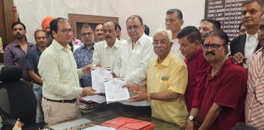 आरक्षण नीति एवं संबंधित कानूनों में सुधार की मांग को लेकर सवर्ण समाज ने  कलेक्टर को सौंपा ज्ञापन