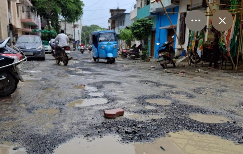 मरिमाई रोड या मौत का झटका?,अतिक्रमण हटाकर नगर निगम ने जनता को गड्ढों के हवाले किया! विपक्षी पार्षद होने की सजा वार्ड के नागरिकों को क्यों?