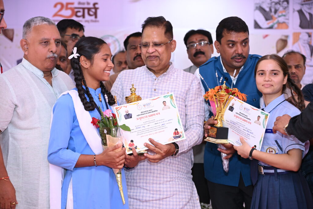 सेवा से संकल्प अभियान में विद्यार्थियों ने दिखाई विकसित भारत की तस्वीर, मल्टीपरपज आत्मानंद स्कूल दयालबंद में जिला स्तरीय चित्रकला एवं भाषण प्रतियोगिता, अमर अग्रवाल ने किया विद्यार्थियों का उत्साहवर्धन