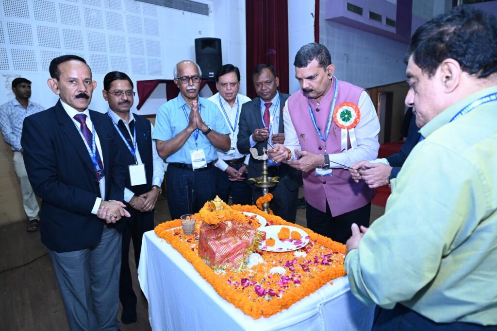 एसोसिएशन ऑफ़ फिजिशियन इंडिया अध्यक्ष प्रो. डॉ. शेखर चक्रवर्ती ने बताया  बीपी और मधुमेह का स्वास्थ्य पर सबसे बड़ी समस्या