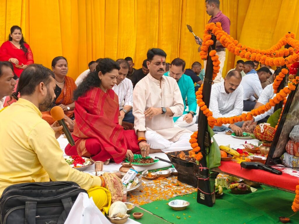 रक्षित आरक्षी केंद्र बिलासपुर में विधि-विधान एवं वैदिक मंत्रोच्चार के साथ संपन्न हुआ विजयादशमी शस्त्र पूजन समारोह