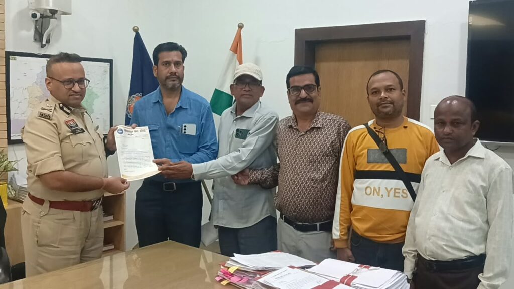 भ्रामक पत्रकारिता एवं विज्ञापन के नाम पर अवैध वसूली की शिकायतों के संबंध में राज्य स्तर पर पारदर्शी व्यवस्था एवं आवश्यक कार्रवाई के लिए बिलासपुर प्रेस क्लब ने शासन प्रशासन को सौपा ज्ञापन