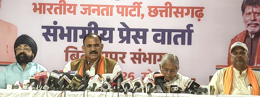 स्वास्थ्यमंत्री ने प्रधानमंत्री मोदी का किया यशोगान,अवसर था मोदी के राजनीति के 25 वर्ष होने पर उनकी उपलब्धि बताने का