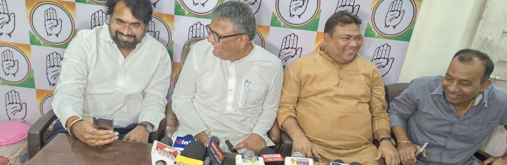 कांग्रेस के देश बचाओ वोट बचाओ अभियान को लेकर शहर प्रभारी शैलेश नितिन त्रिवेदी ने स्थानीय नेताओं और कार्यकर्ताओं के साथ बैठक की
