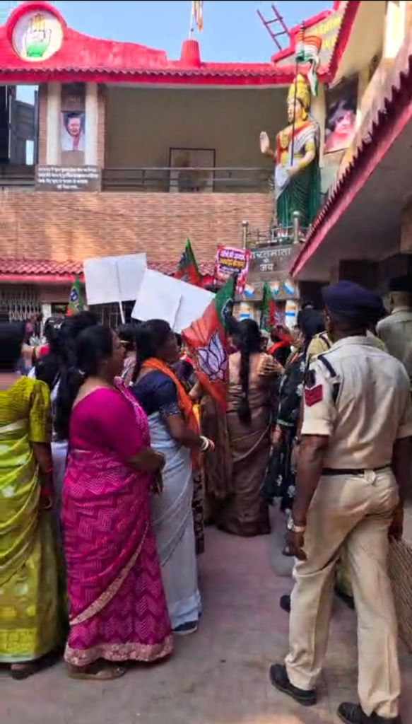 भाजपा की महिलाएं पुलिस के सामने कांग्रेस भवन में घुसी, नारेबाजी करती रही, तोड़फोड़ का भी आरोप, कांग्रेस नेताओं ने दी चेतावनी 