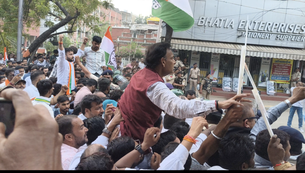कांग्रेसियों ने मचाया जमकर भौकाल! आंदोलनकारियों कों रोकने पुलिस द्वारा की गई सुरक्षा व्यवस्था फिसड्डी साबित हुई, वाटर केनन का उपयोग भी कांग्रेसियों कों नहीं डिगा पाई